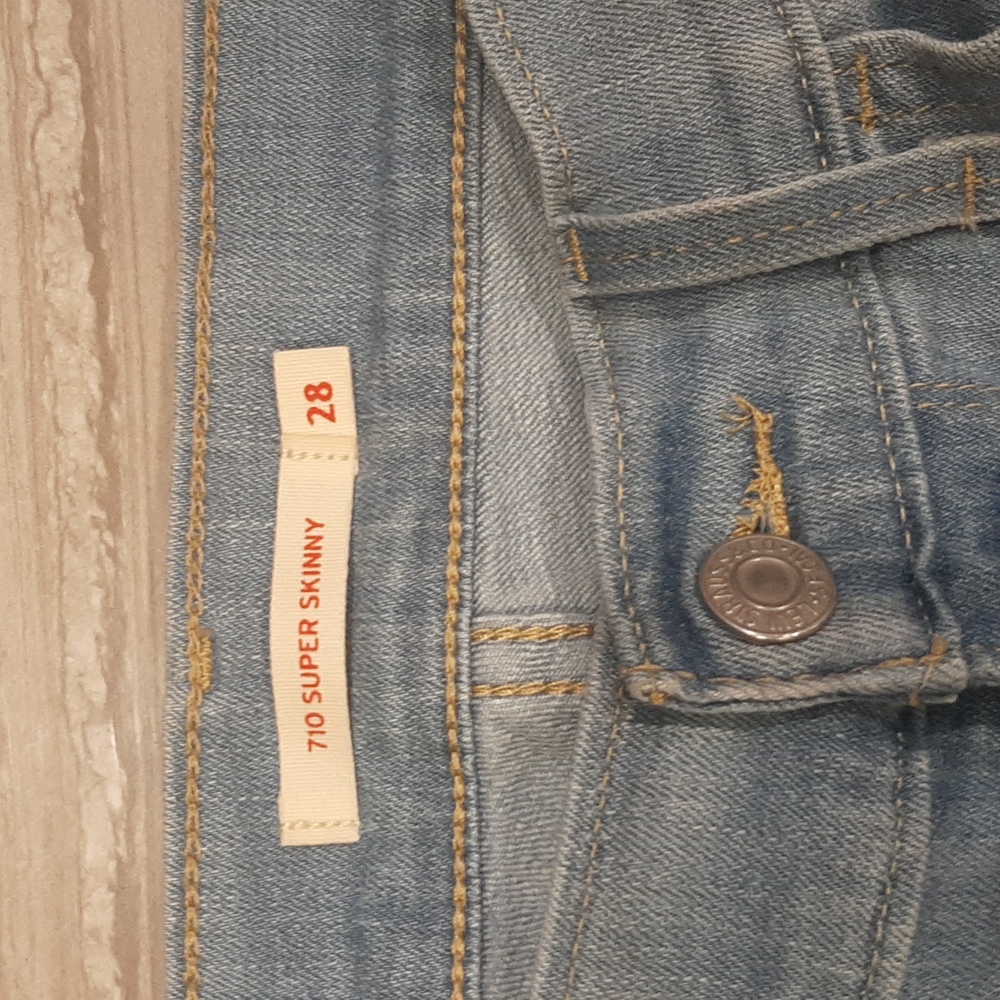 Levis - Picture 4 of 10